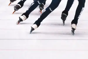 Vier shorttrackers op een rijtje