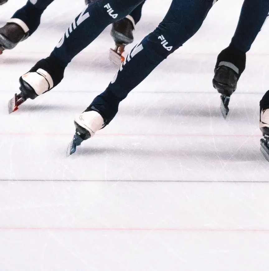 Vier shorttrackers op een rijtje