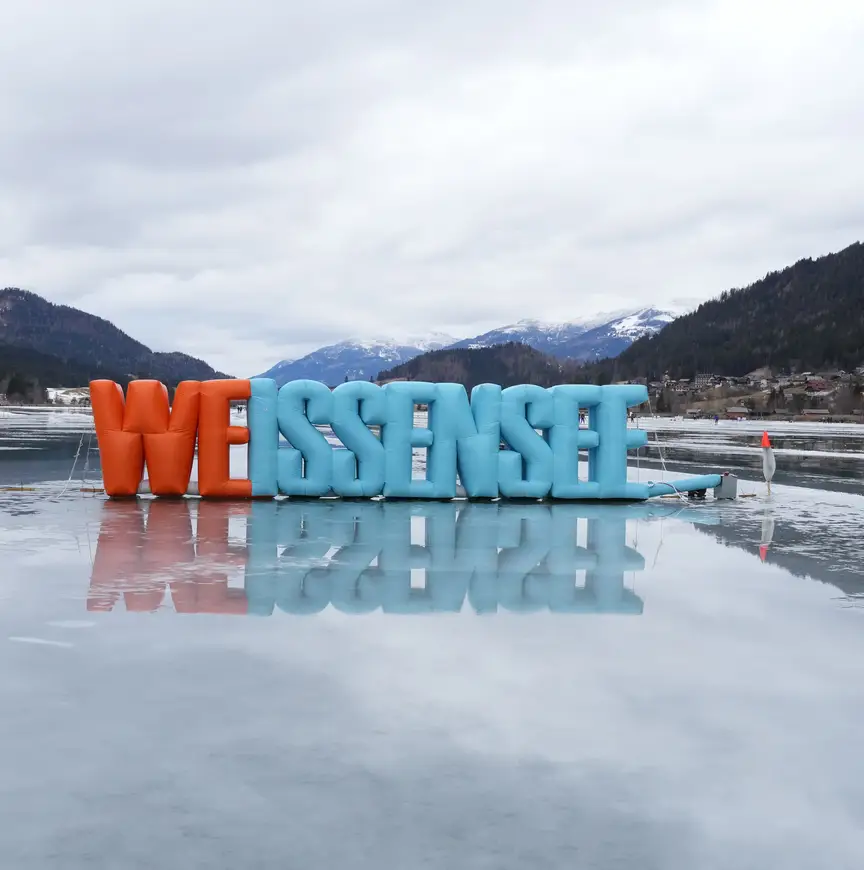 De bevroren Weissensee met een laagje water