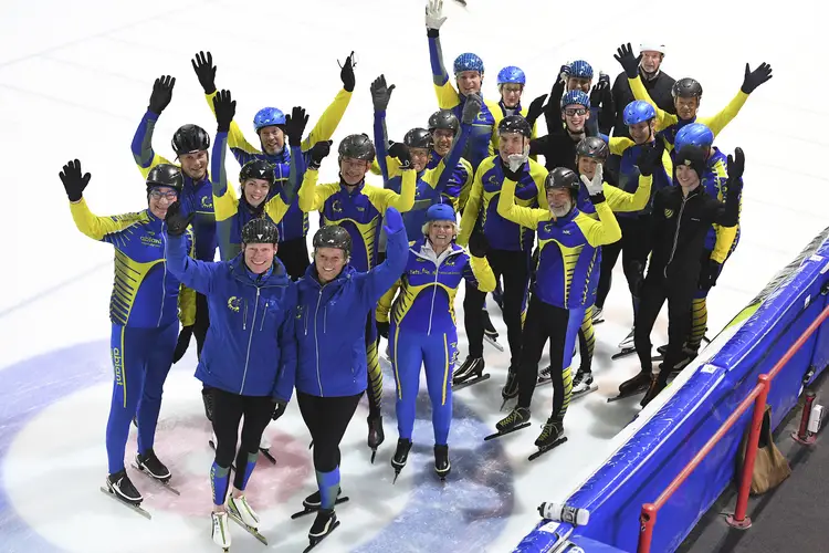 Trainers Jettie Nieuwenhuis en Stephan Ludolphy met trimgroep STC Roden op het ijs van Kardinge
