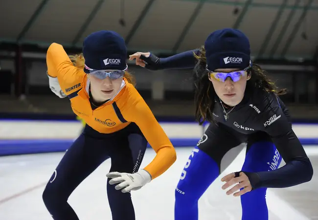 Jonge Antoinette Rijpma-de Jong met jongere zus Michelle op het ijs