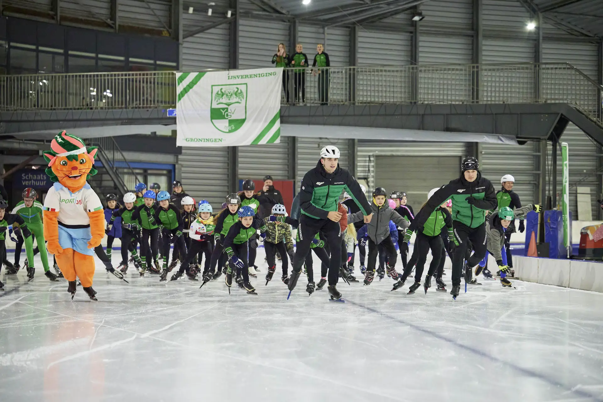 Jenning de Boo en Marcel Bosker schaatsen met jeugd YVG