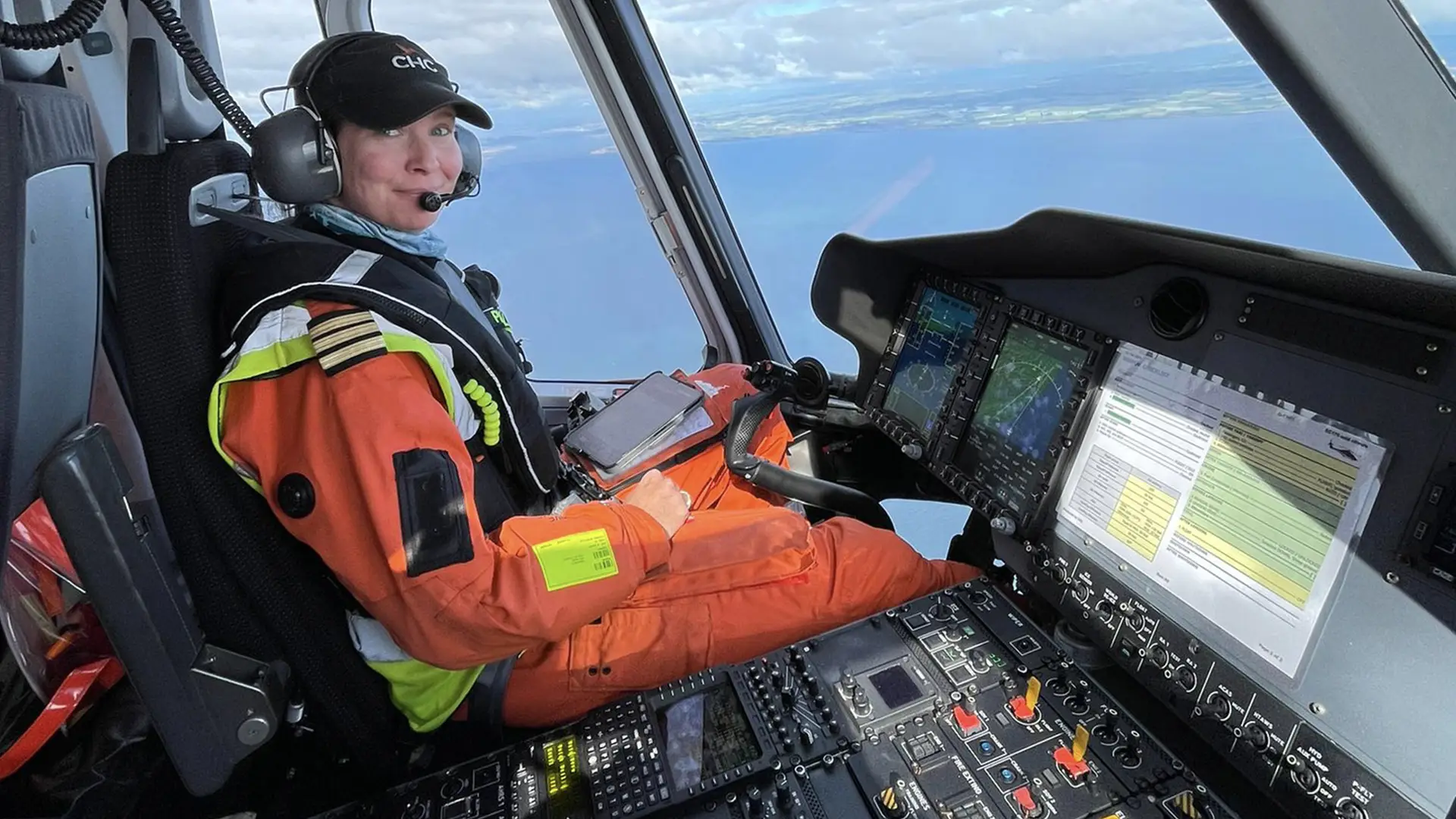 Elma de Vries in de helikopter