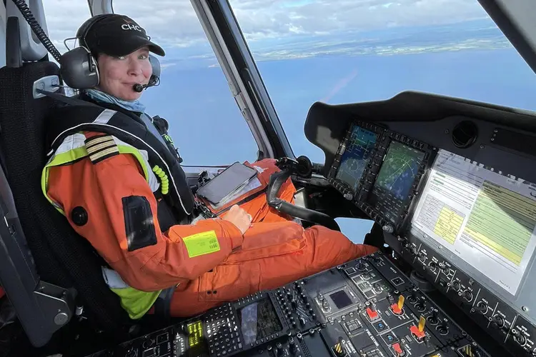 Elma de Vries in de helikopter
