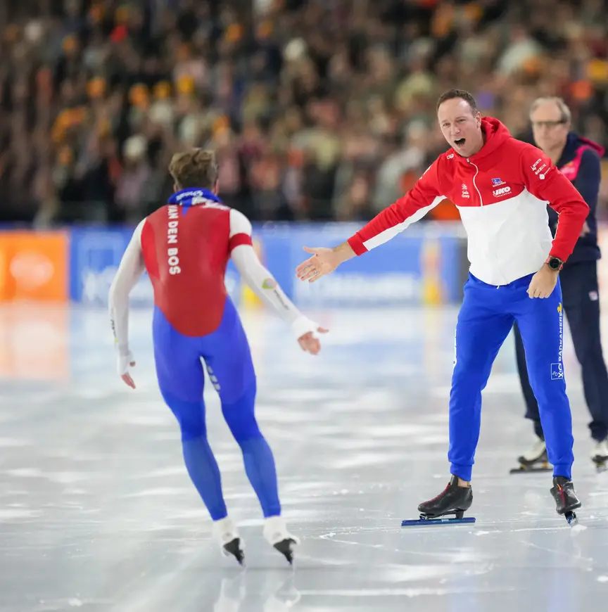 Erwin ten Hove kan de prestatie van Mats van den Bos in de rit tegen Tijmen Snel zichtbaar waarderen