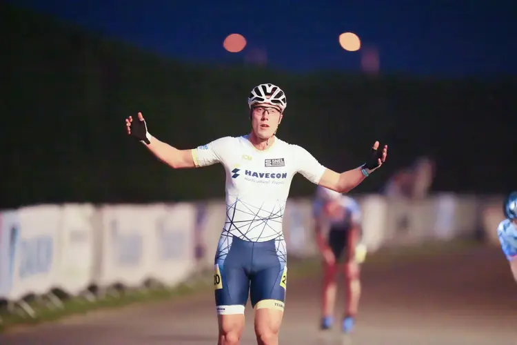 Teun de Wit wint de afvalkoers bij het NK Weg in Medemblik