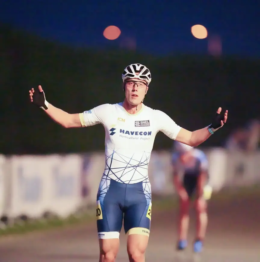 Teun de Wit wint de afvalkoers bij het NK Weg in Medemblik