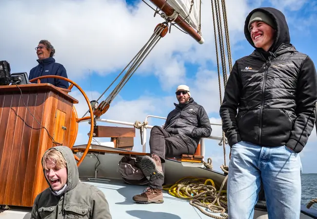 Een deel van De Haan Westerhoffs crew aan boord van De Toekomst