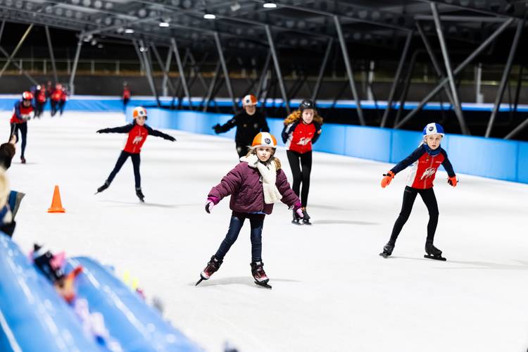 Jeugdschaatsen onder de overkapping bij Limburgse Schaatsvrienden in Geleen.