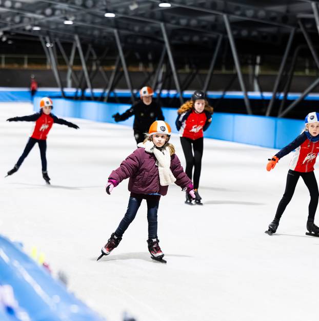 Jeugdschaatsen onder de overkapping bij Limburgse Schaatsvrienden in Geleen.