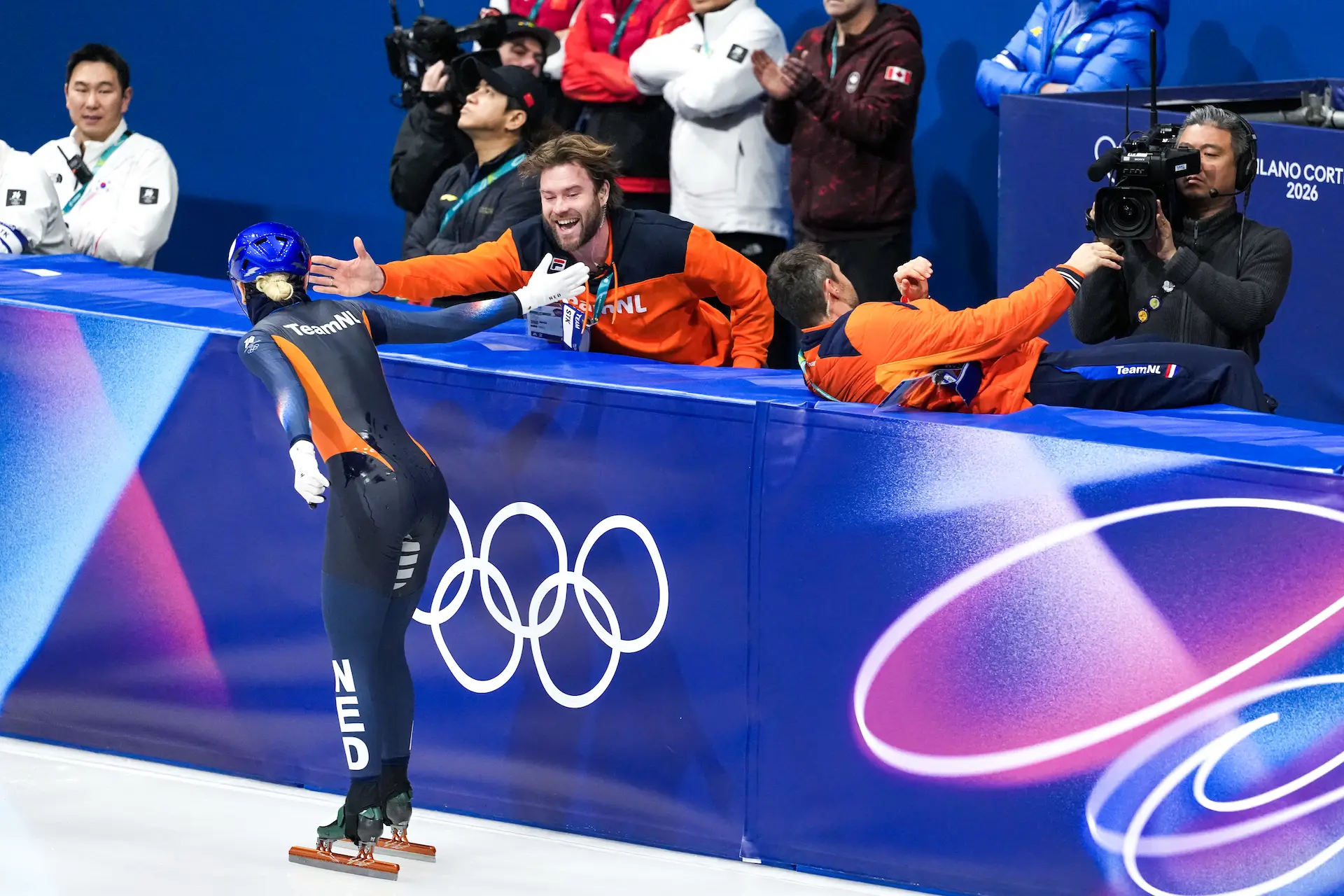 Haralds Silovs feliciteert Xandra Velzeboer met haar tweede goud