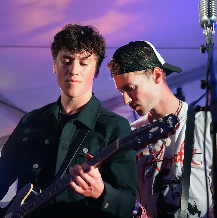 Hylke de Boer met broer Tjerk on stage