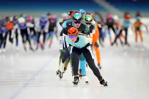 Het vrouwenpeloton in actie, met Wokke Vastgoed op kop.