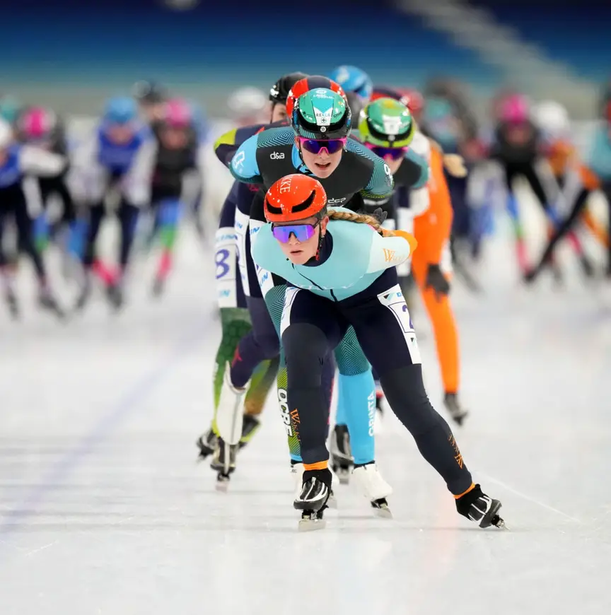 Het vrouwenpeloton in actie, met Wokke Vastgoed op kop.