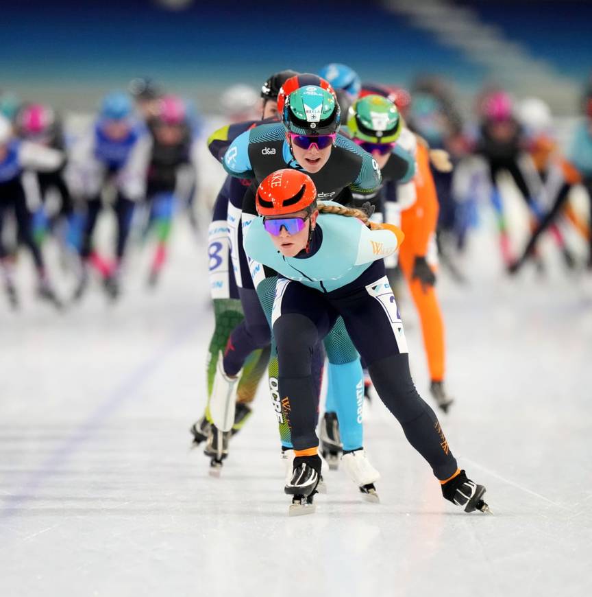 Het vrouwenpeloton in actie, met Wokke Vastgoed op kop.
