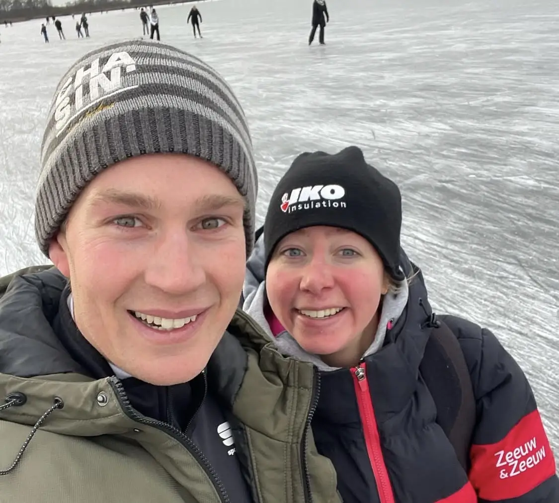 Daan Olivier met zijn vriendin Esmee Visser op natuurijs in december 2022