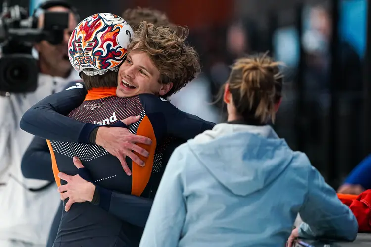 Broederliefde na de 500 meter EK
