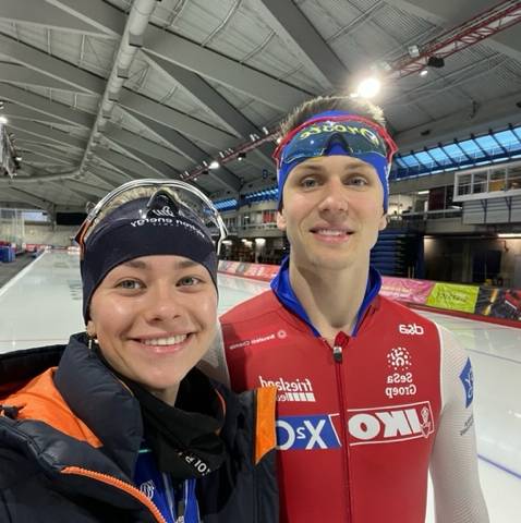 Jildou Hoekstra en Kayo Vos in de Olympic Oval van Calgary