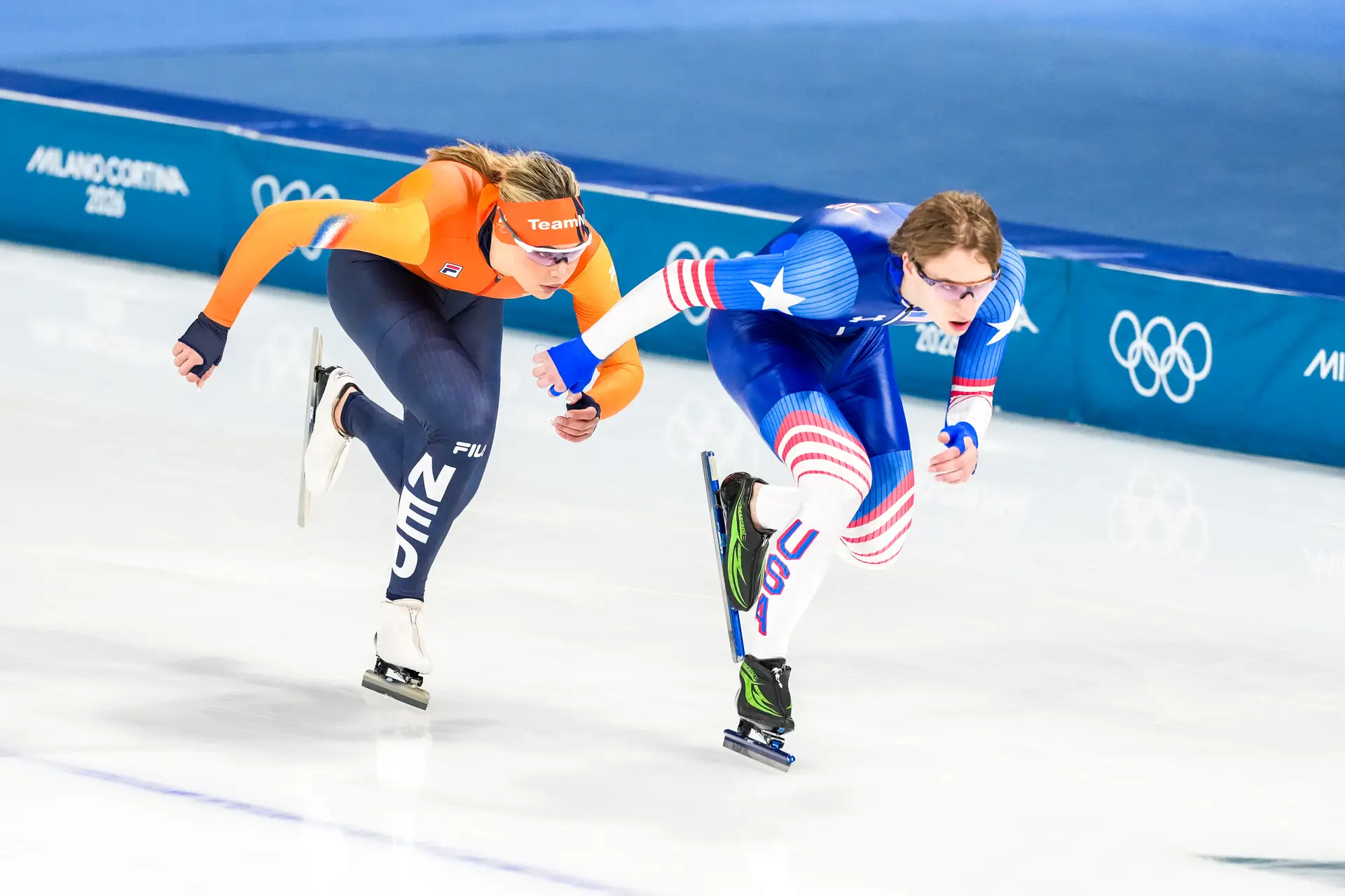 Jutta Leerdam gegangmaakt door Jordan Stolz tijdens de training van zaterdag