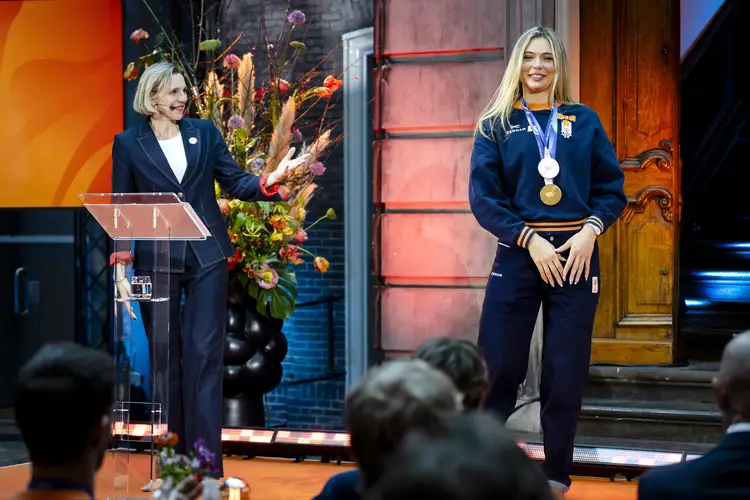 Jutta is ridder en staat er daarom stralend bij