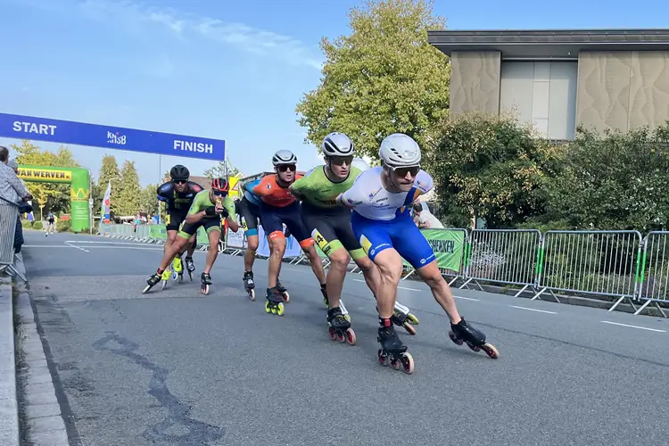 Luc ter Haar op kop van het peloton in Oldebroek
