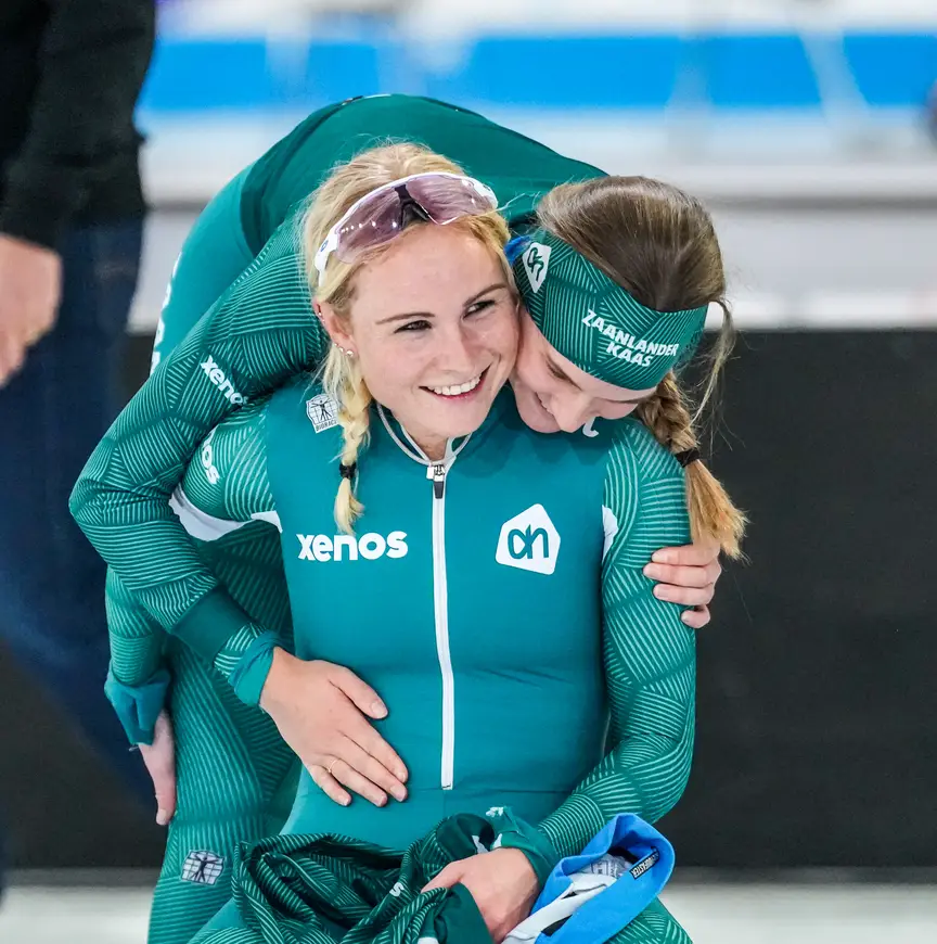 Marijke Groenewoud wordt geknuffeld door teamgenot Bente Kerkhoff