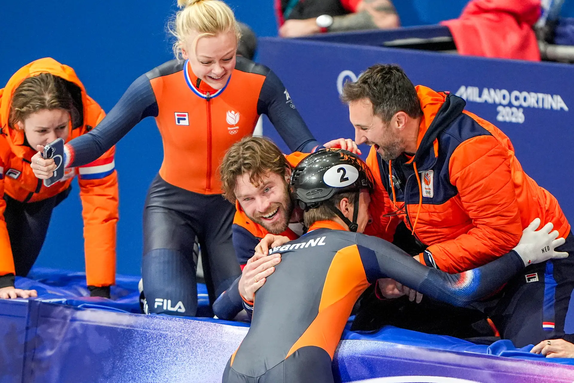 Niels Kerstholt na de gouden medaille van Jens op de 1000 meter