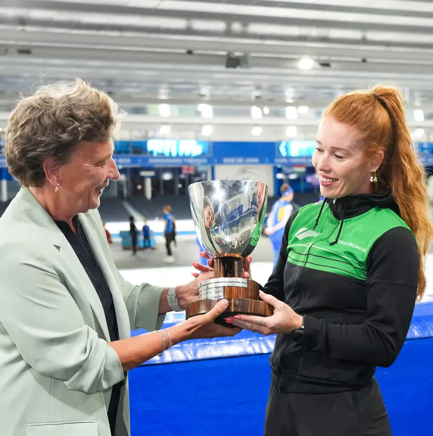 Anneke van Zanen-Nieberg reikt de trofee uit aan Antoinette.