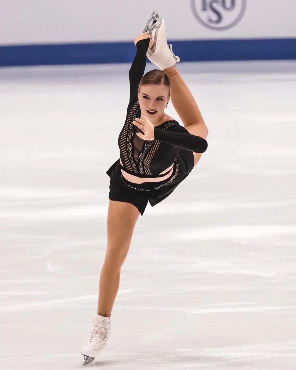 Lindsay van Zundert in actie op het ijs