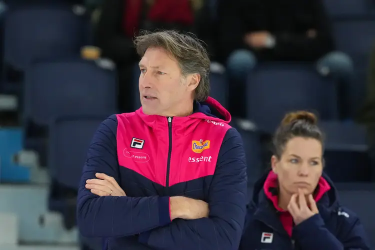 Peter de Vries (ac htergrond Diane Valkenburg)