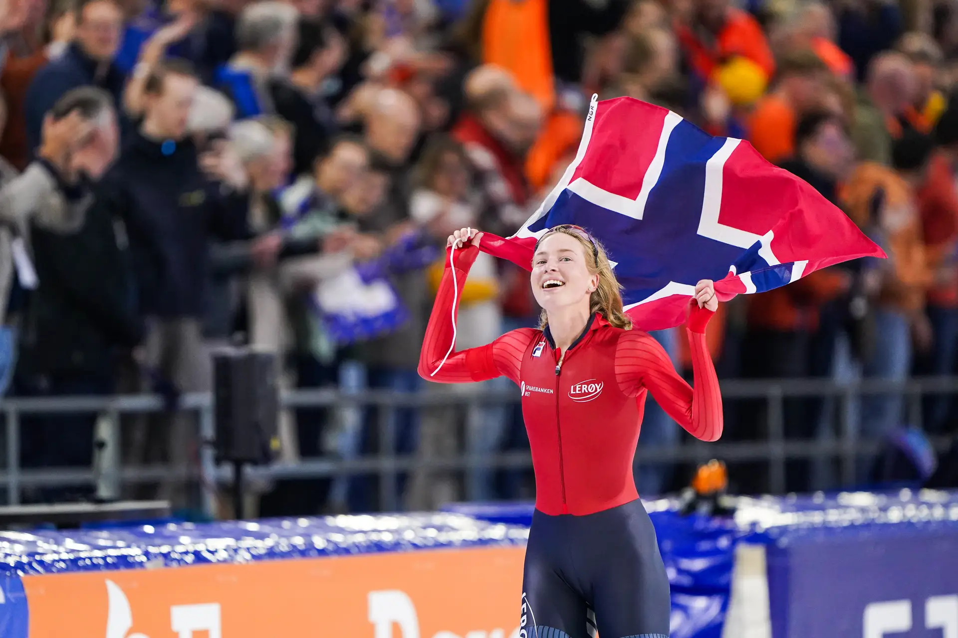 Ragne Wiklund met vlag