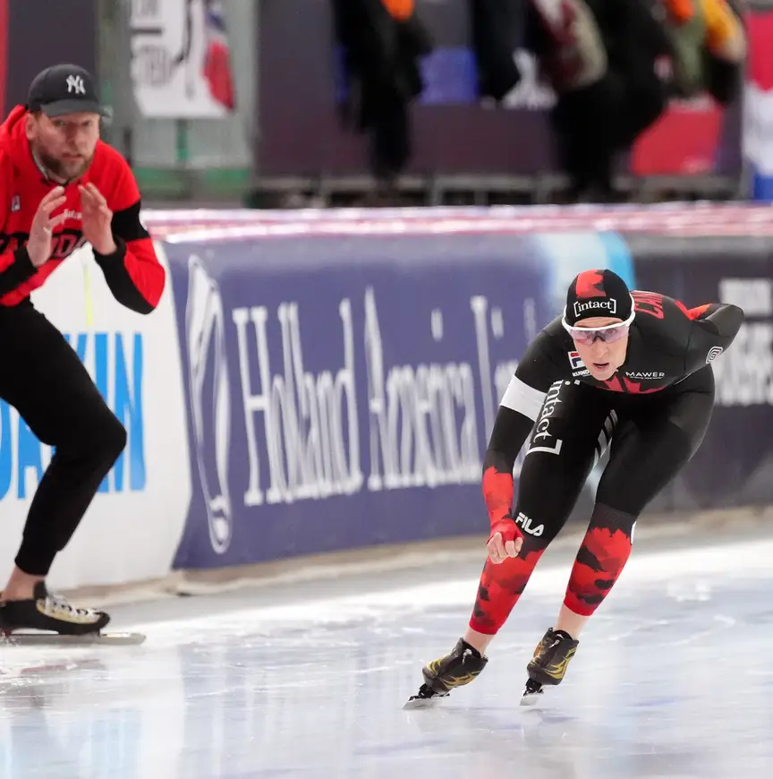Remmelt Eldering coacht Ivanie Blondin op het WK Afstanden in maart 2025.