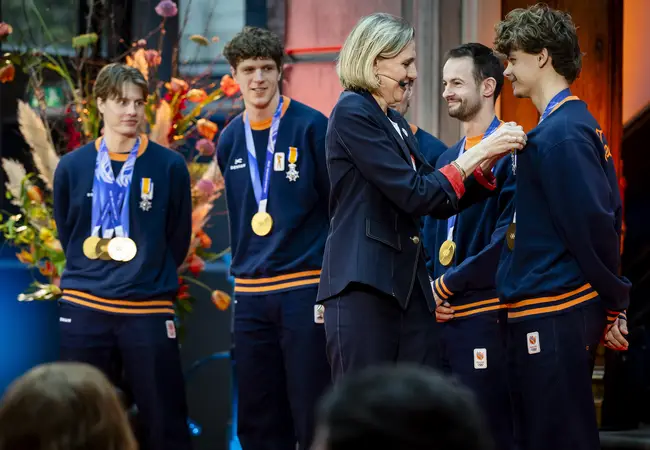 Versierselen voor de shorttrackers die zich nu ridder mogen noemen