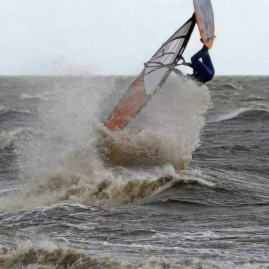 Rintje Ritsma ondersteboven van het windsurfen