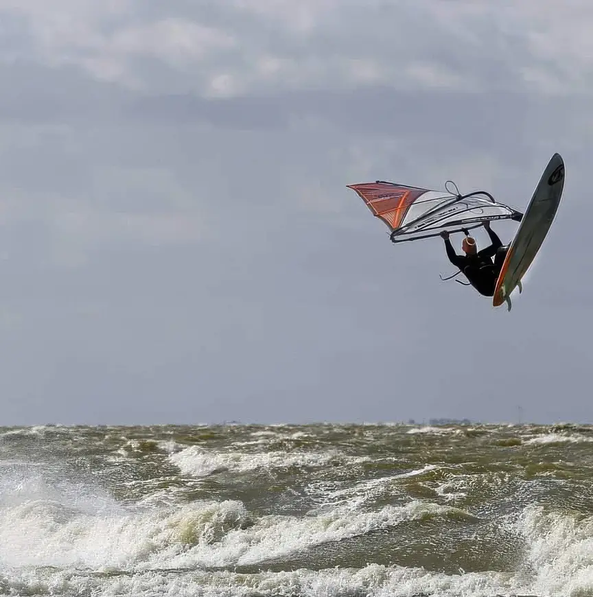 Rintje Ritsma vliegt over de golven