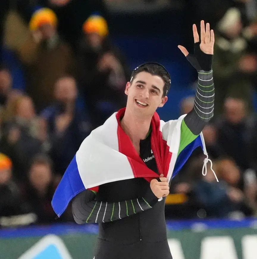 Jenning de Boo met de Nederlandse vlag na het winnen van de 500 meter