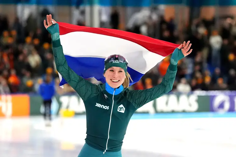 Merel Conijn rijdt de ereronde na de 5000 meter