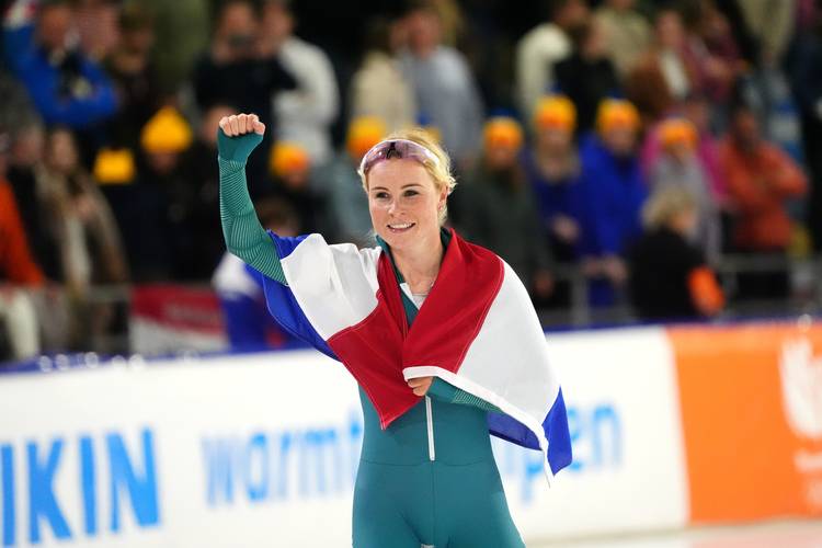 Marijke Groenewoud wint de 1500 meter op het NK Afstanden