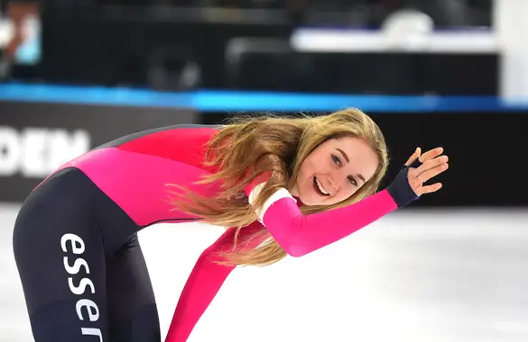 Sanne in 't Hof zwaait naar het publiek na haar zilveren plak