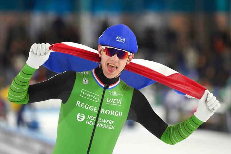 Bart Hoolwerf viert de nationale titel op de mass start
