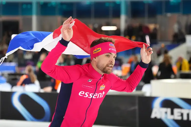 Chris Huizinga wint de 5000 meter op het Daikin NK Afstanden