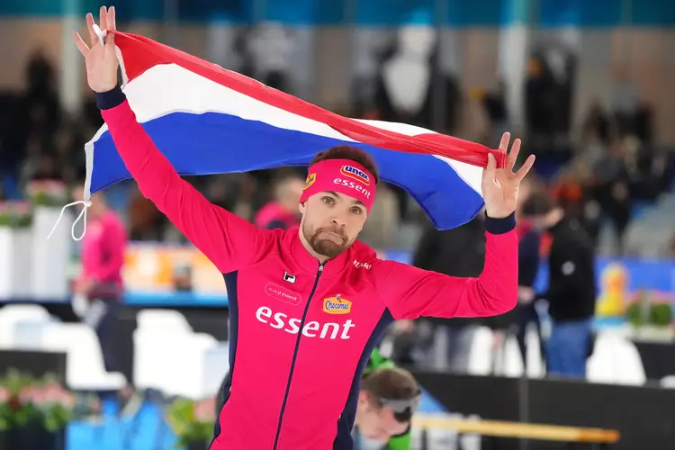 Chris HUizinga met de Nederlandse vlag