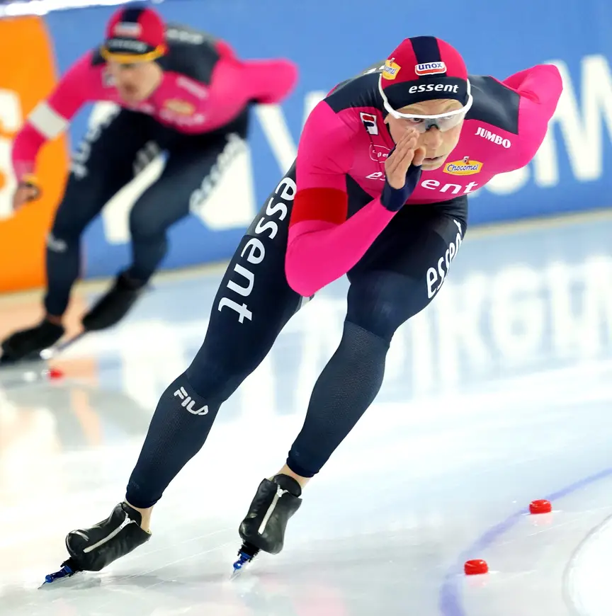 Merijn Scheperkamp op hoge snelheid door de binnenbocht