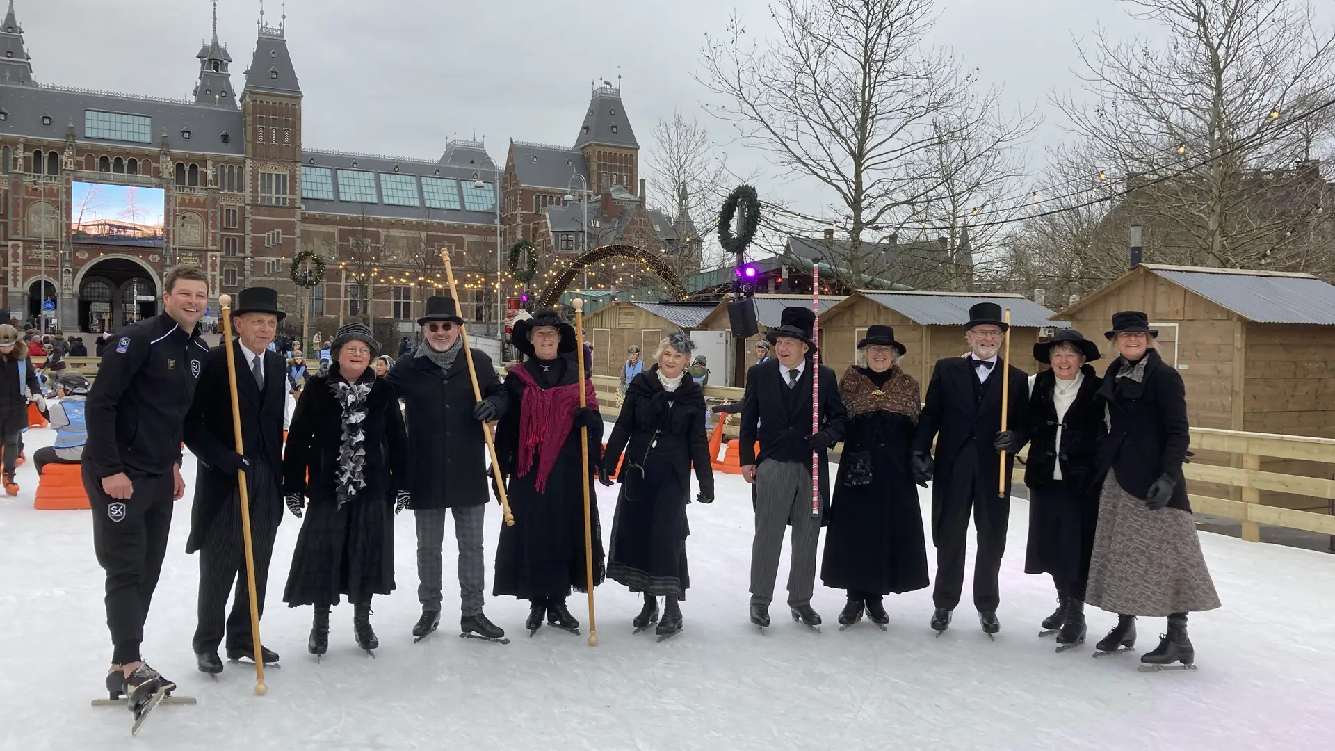Na hun demonstratie op het Museumplein in Amsterdam poseren de schoonrijders samen met de naamgever