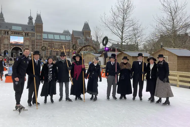 Na hun demonstratie op het Museumplein in Amsterdam poseren de schoonrijders samen met de naamgever