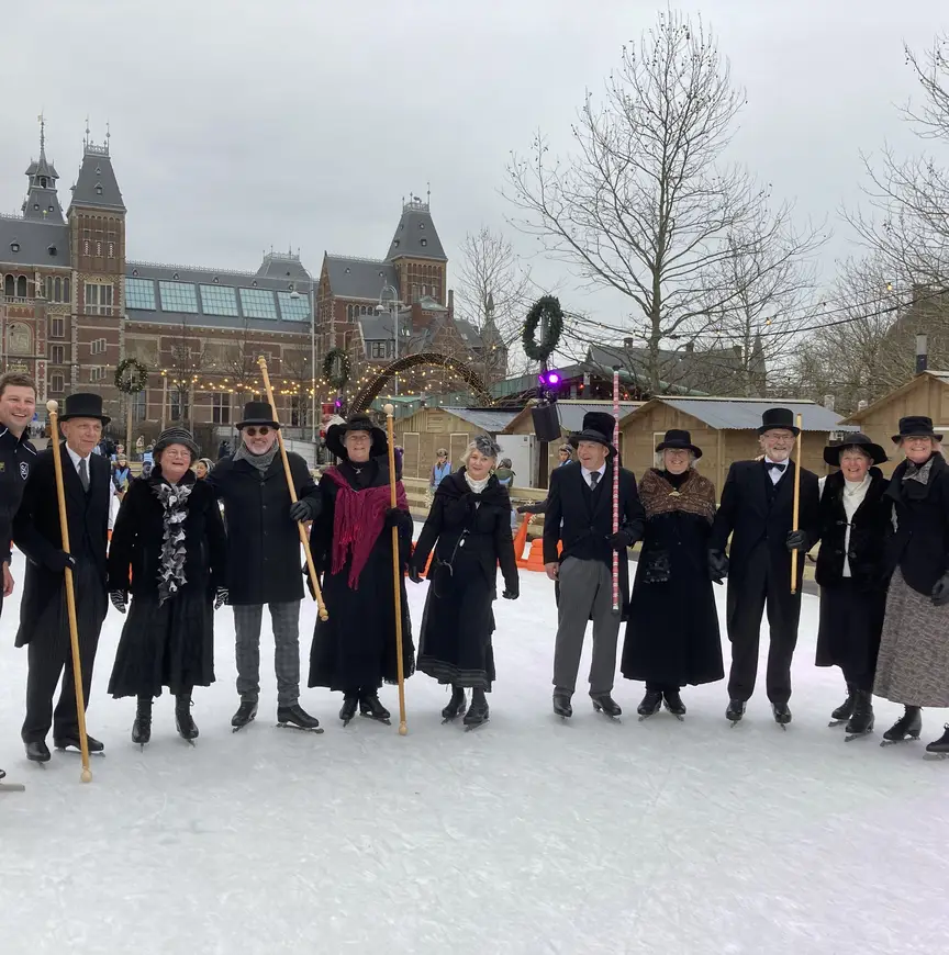 Na hun demonstratie op het Museumplein in Amsterdam poseren de schoonrijders samen met de naamgever