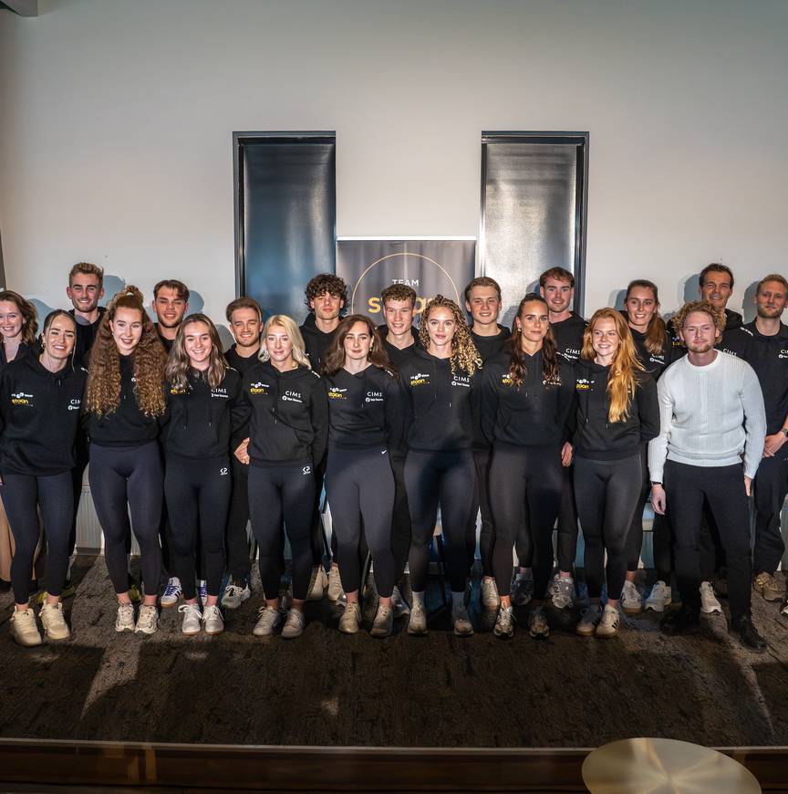 Epke Zonderland en de ploeg van CTS Staan tijdens de teampresentatie in het AFAS Stadion.