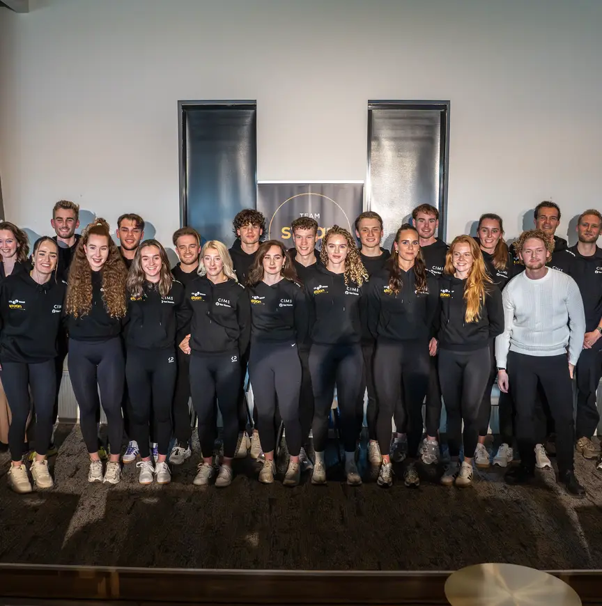 Epke Zonderland en de ploeg van CTS Staan tijdens de teampresentatie in het AFAS Stadion.