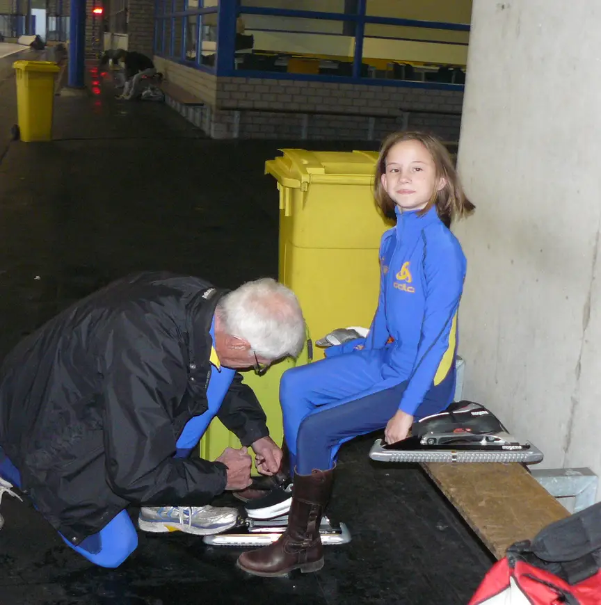 Selma krijgt haar schaatsen ondergebonden