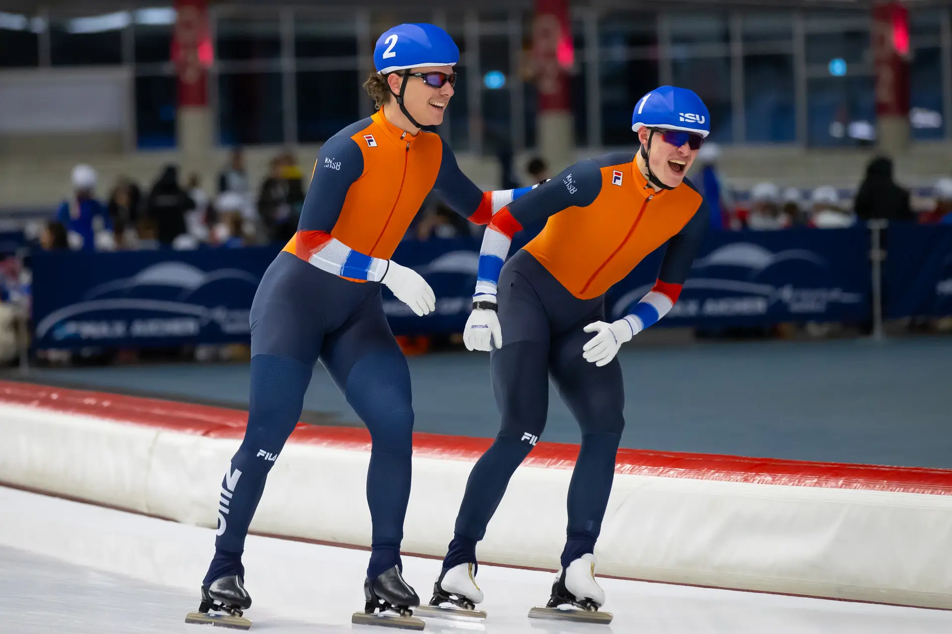 Vreugde na team pursuit bij Sem Spruit en Ede Kortlever